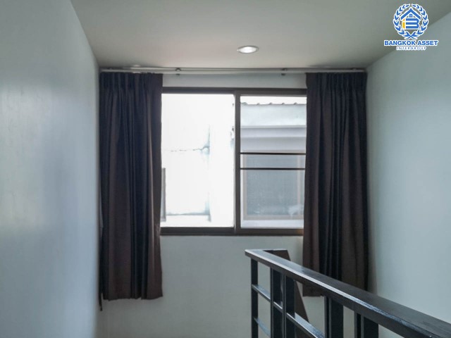 *****ทาวน์โฮมมือสองย่านกรุงเทพฯ ม.เดอะวิลโล่ว์ รามอินทรา เนื้อที่ 17.5 ตร.ว. ฟังก์ชันจัดเต็มถึง 3 ห้องนอน 3 ห้องน้ำ 1 ที่จอดรถ บ้านสวยพร้อมอยู่ บรรยากาศเงียบสงบ บนทำเลดี ใกล้รถไฟฟ้าสายสีชมพู "สถานีรามอินทรา", แฟชั่นไอส์แลนด์ และทางด่วน "รามอินทรา-อาจณรงค์" ในราคาต่อรองได้!